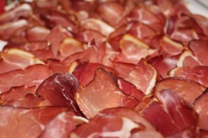 肉が体臭に与える影響と腸内環境の関係は？
